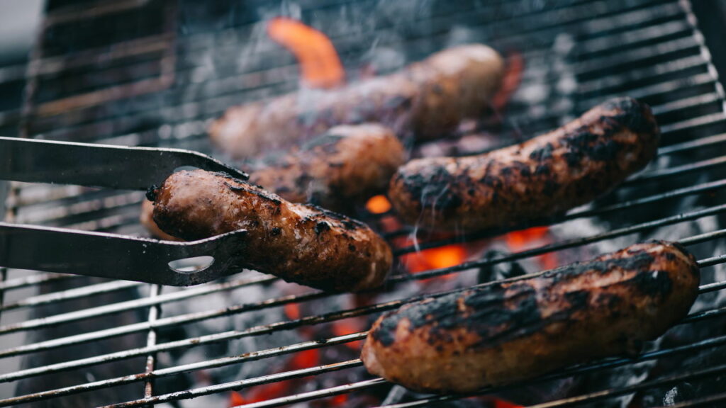 O que não fazer com a linguiça na grelha — e como deixá-la perfeita
