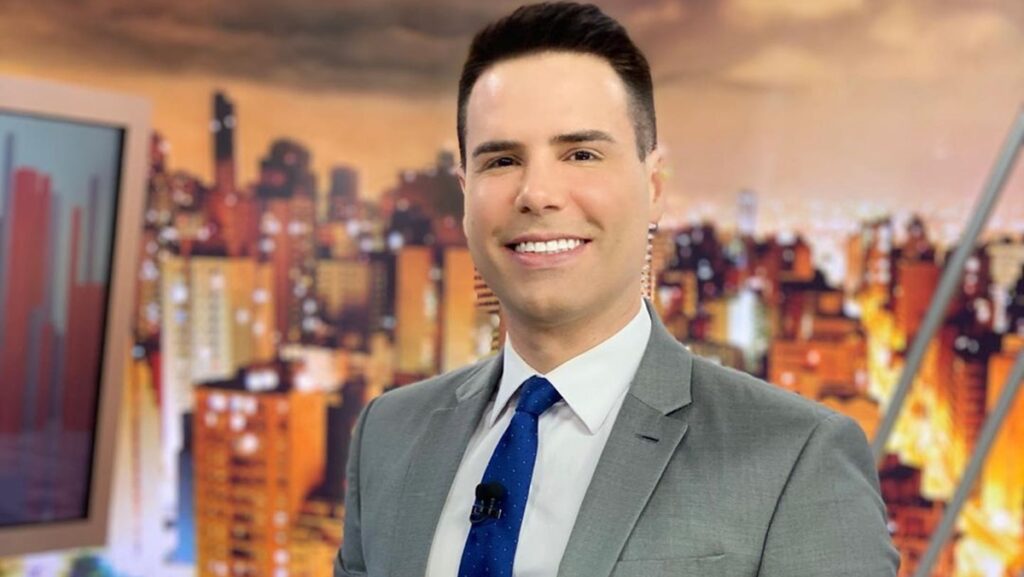Luiz Bacci assina contrato com o SBT