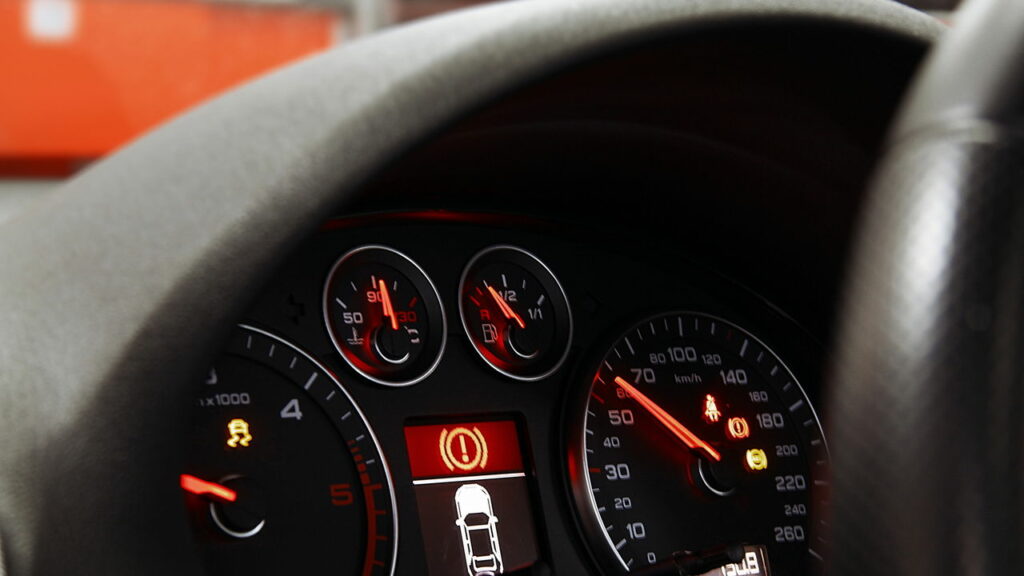 Essas luzes no painel do carro podem indicar problemas graves
