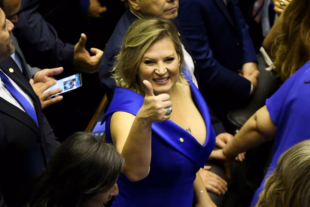 Crusoé: Joice já disse para Eduardo Bolsonaro: “Ponha-se no seu lugar”