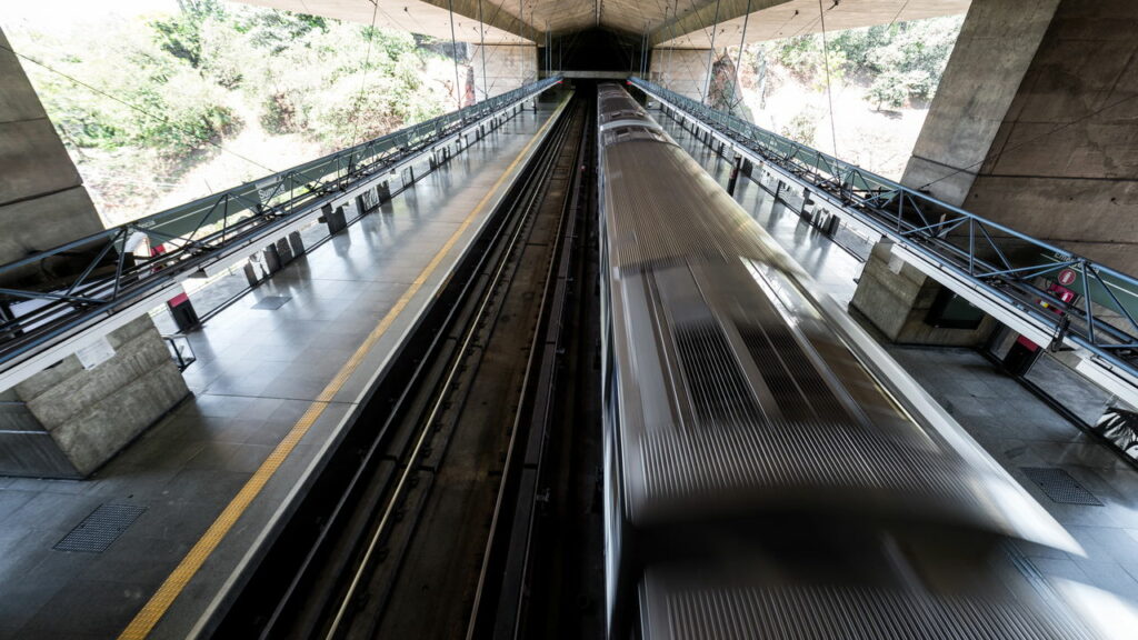 Homem incendeia a si mesmo no Metrô de São Paulo