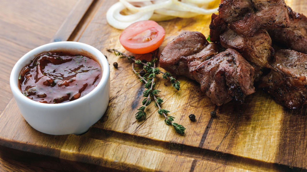 Molhos que transformam qualquer carne simples em prato de chef