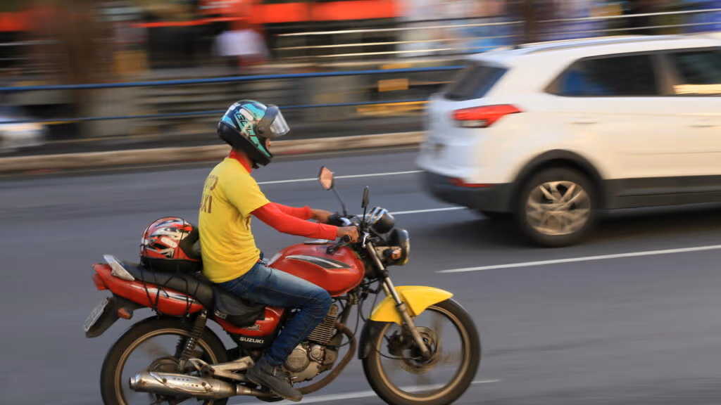 Mototaxistas vivem “guerra” em São Paulo