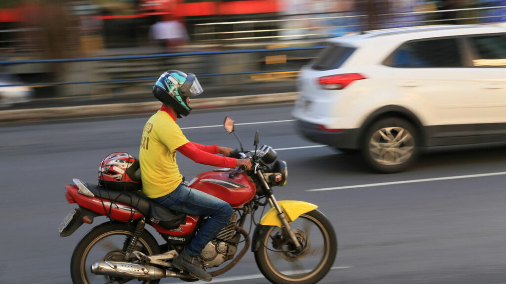 Mototaxistas vivem “guerra” em São Paulo