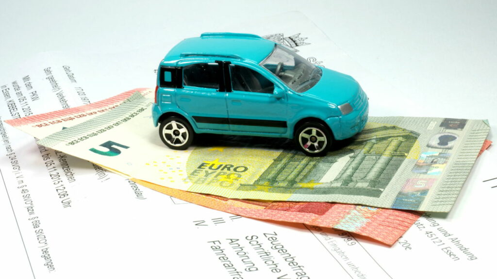 Itens no painel do carro que indicam problemas e podem render multa