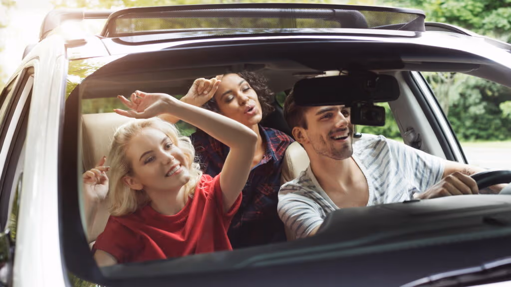 O que a lei diz sobre ouvir música alta dentro do carro