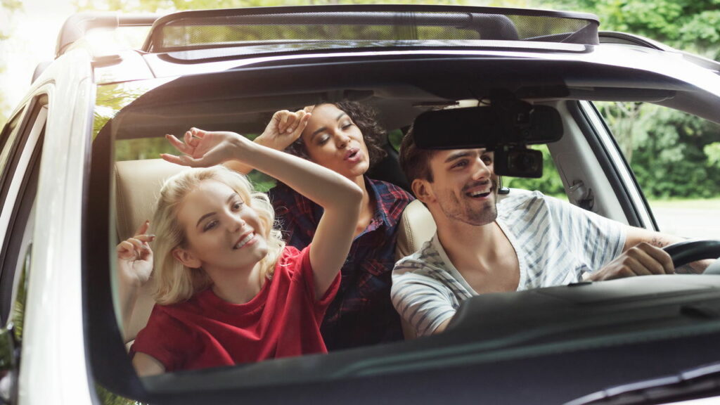 O que diz a lei sobre ouvir música alta no carro?