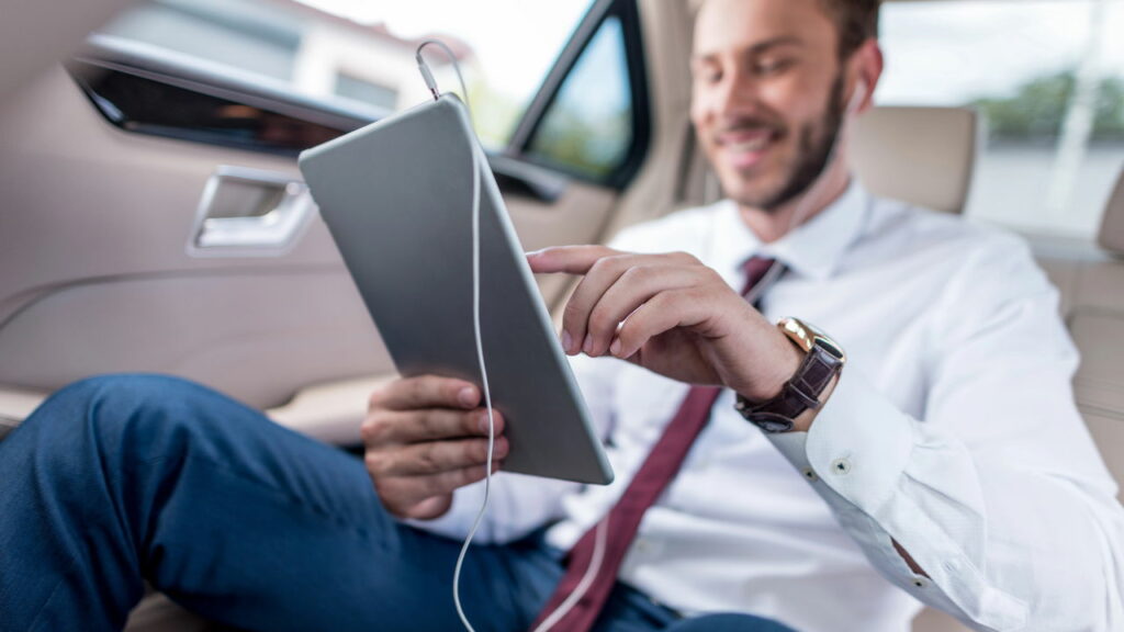 O que a lei diz sobre ouvir música alta dentro do carro