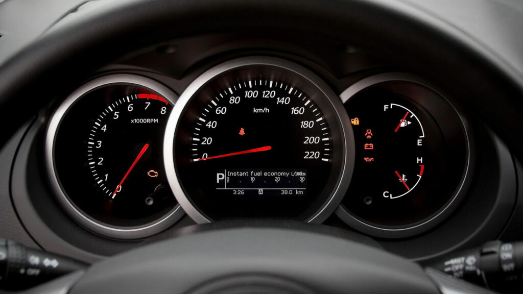 Essa luz no painel do seu carro pode acender mesmo sem problemas