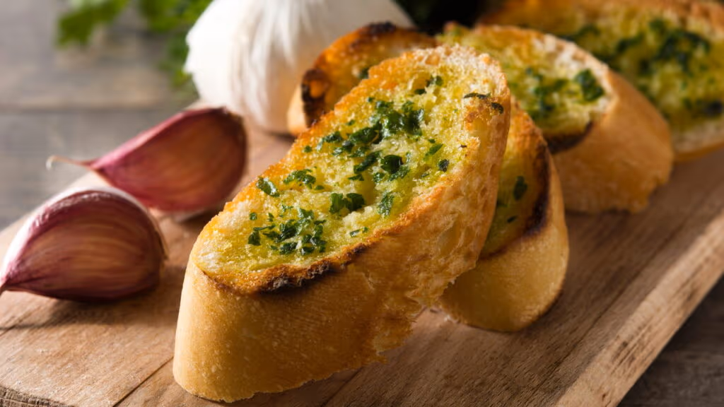 Receitas de pão de alho caseiro para variar no churrasco