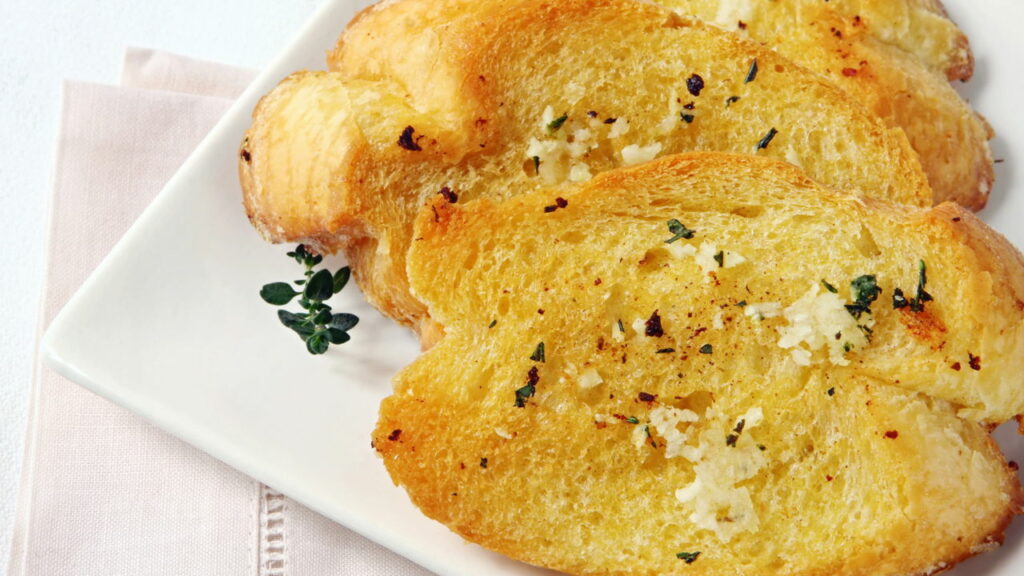 Receitas de pão de alho caseiro para variar no churrasco