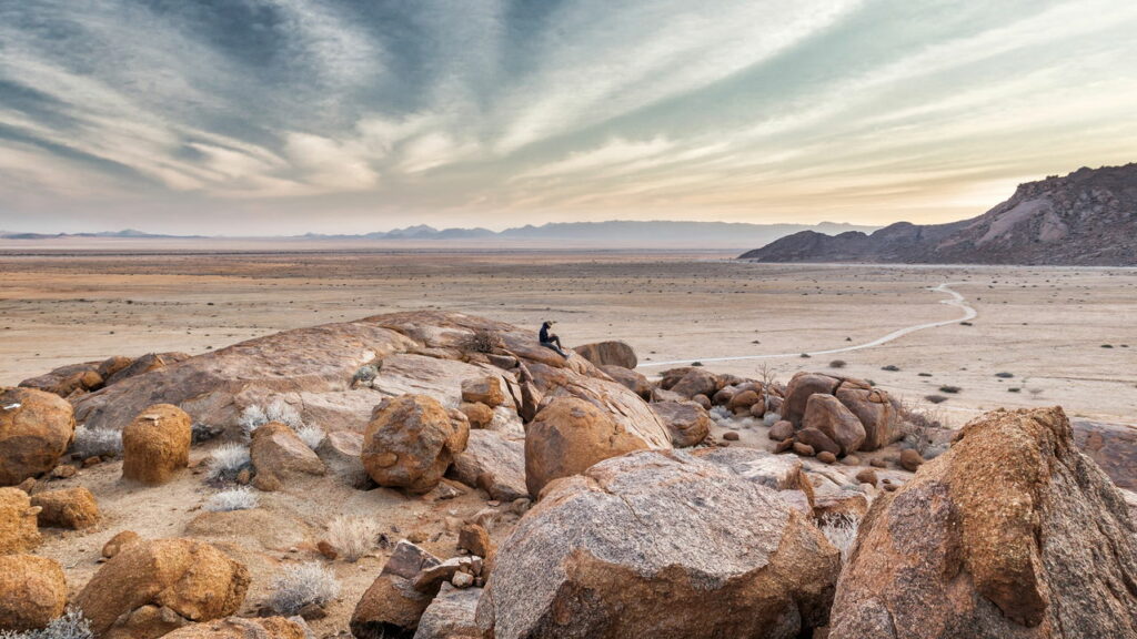 Esse fenômeno faz pedras “caminharem” sozinhas no deserto