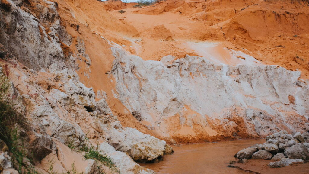 Esse fenômeno faz pedras "caminharem" sozinhas no deserto