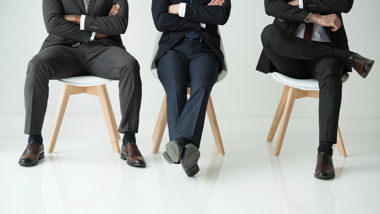 Significado de mover a perna sem parar quando está sentado, segundo a psicologia