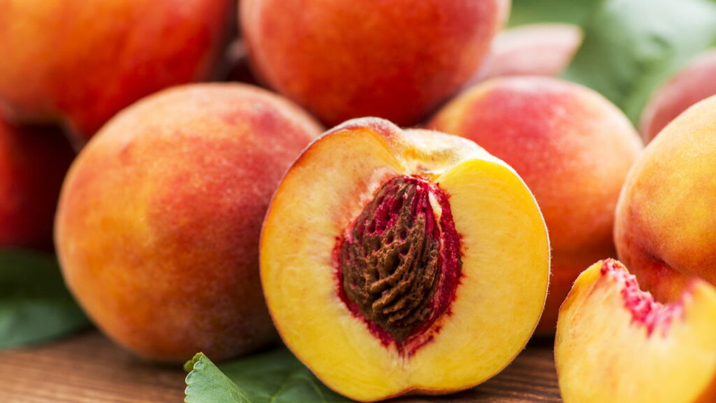A fruta aveludada que esconde segredos milenares e poderosos para sua saúde