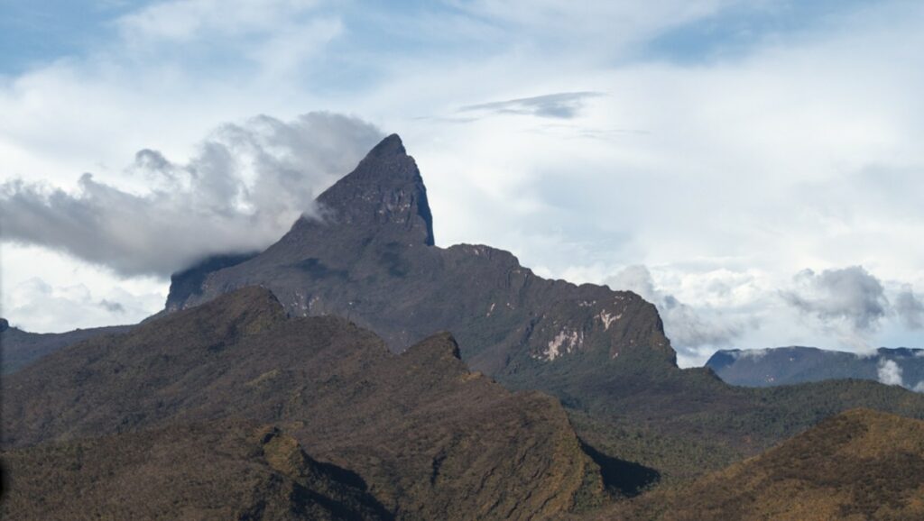 Essa montanha brasileira esconde um dos cenários mais raros do planeta