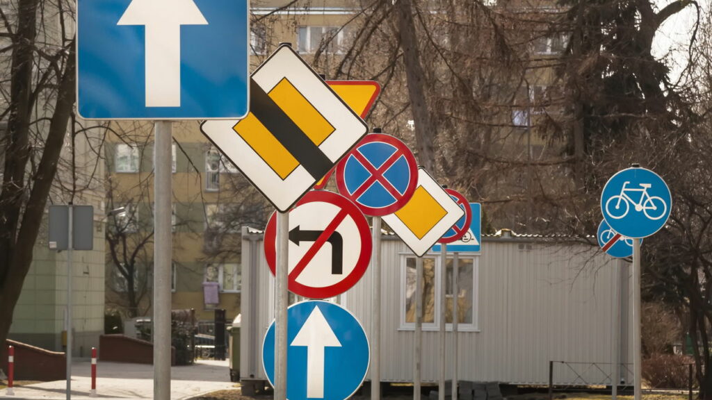 Nova placa de trânsito "em branco" surge misteriosamente e confunde motoristas