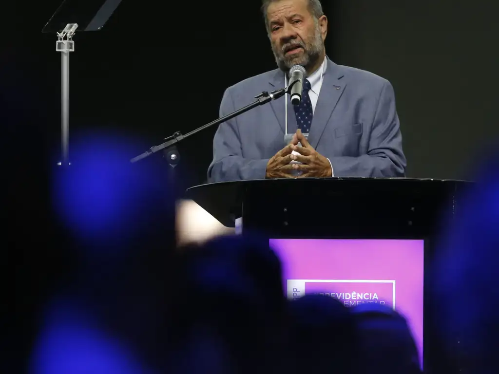 Carlos Lupi cai após escândalo dos descontos ilegais de aposentadorias