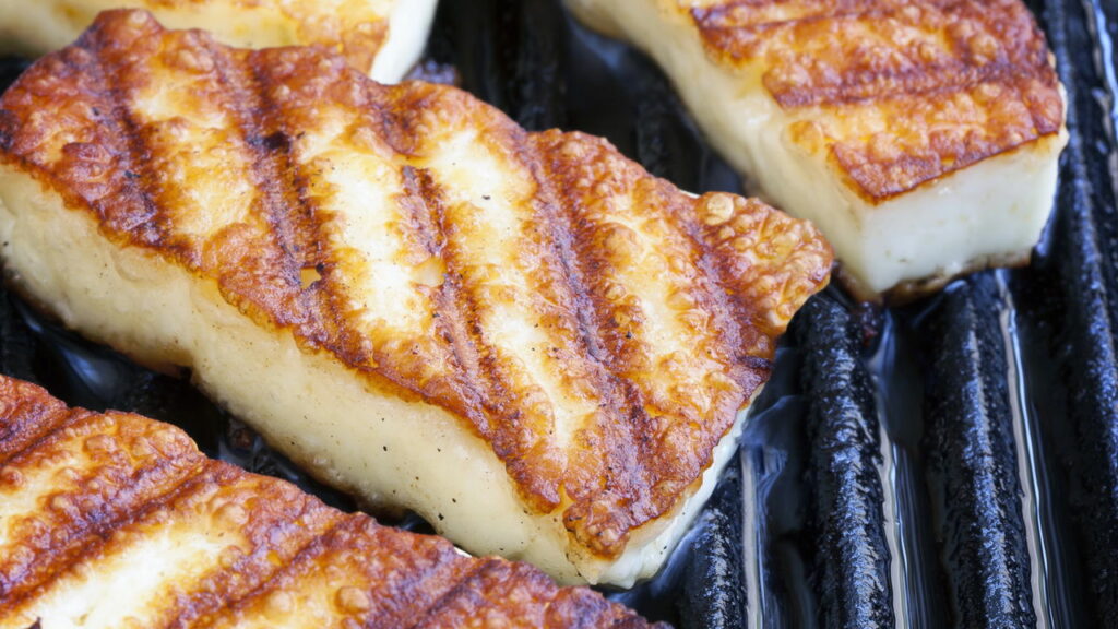 Truques para assar queijo na grelha sem derreter tudo