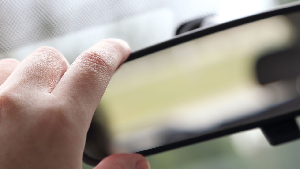 Como evitar multas usando corretamente os espelhos retrovisores