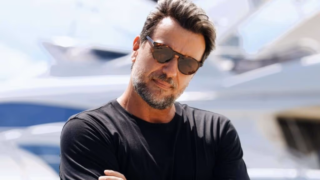 Rodrigo Lombardi escapa de facão e renova com a Globo