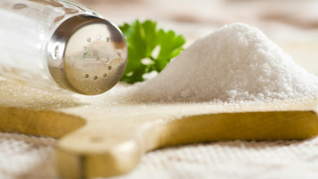 5 dicas infalíveis para reduzir o sódio sem perder o sabor da comida