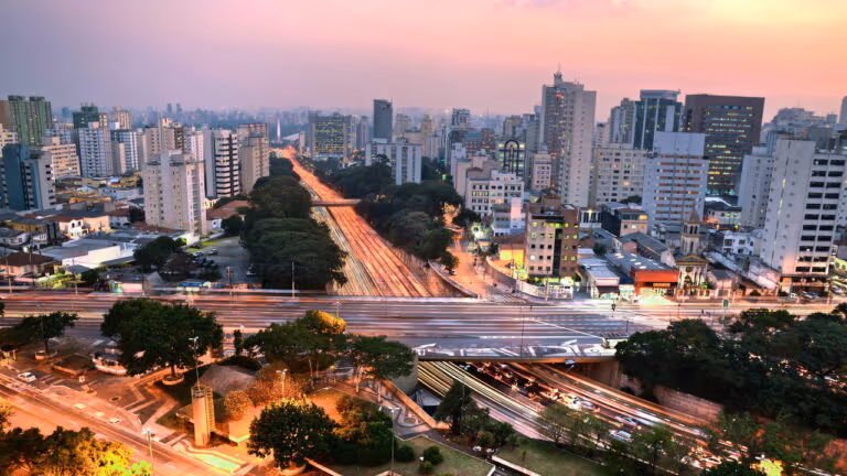 São Paulo lidera geração de empregos no país em 2025