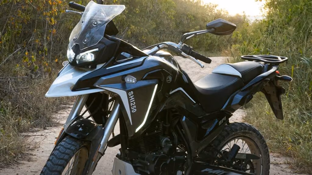 A SHI 250 é a moto que faltava para quem busca aventura com economia