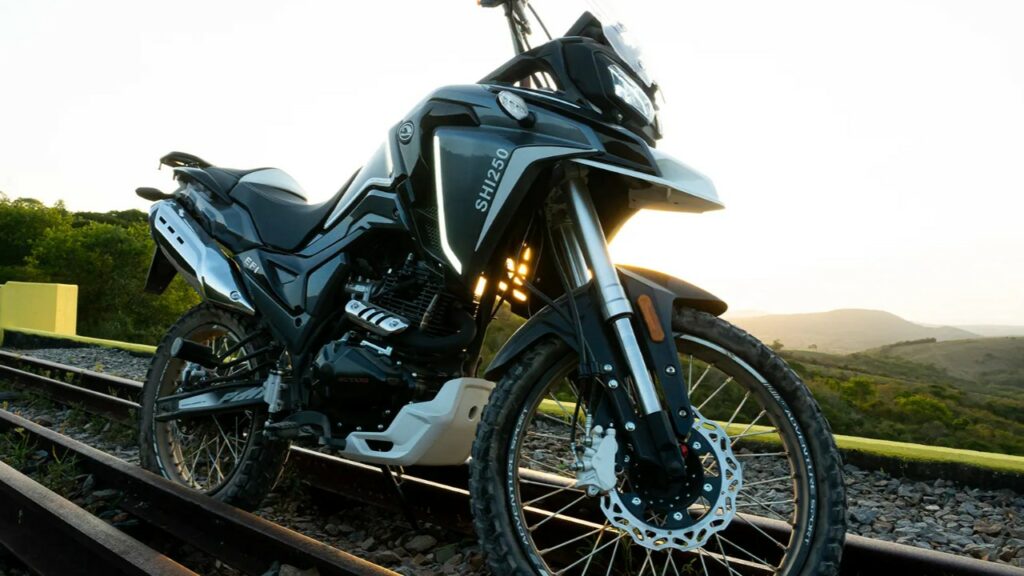 A SHI 250 é a moto que faltava para quem busca aventura com economia