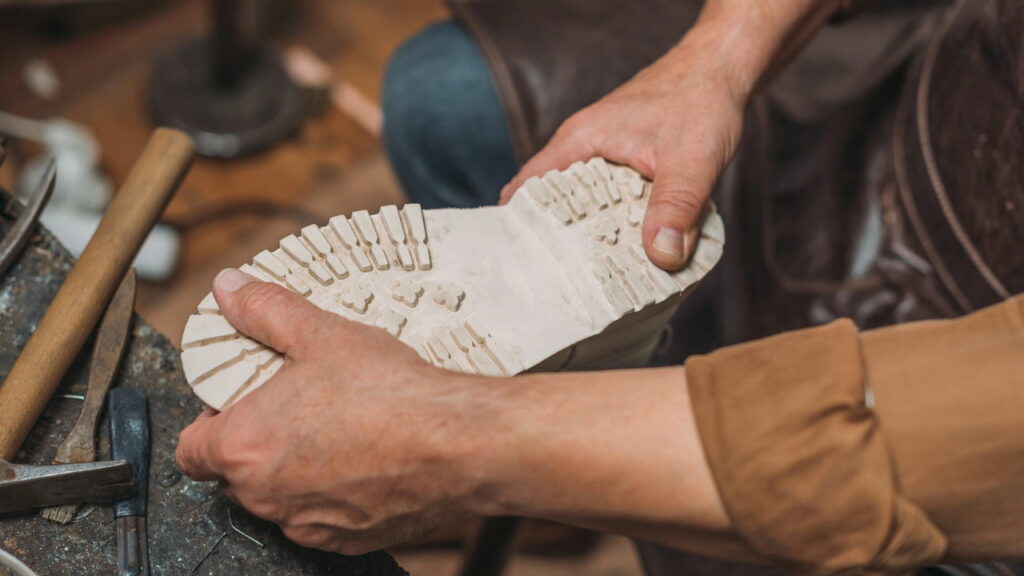 3 métodos simples e práticos para remover chiclete do sapato