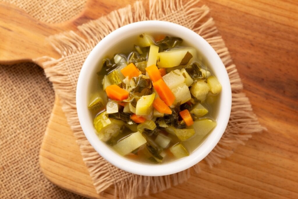 5 receitas de caldos, cremes e sopas low carb