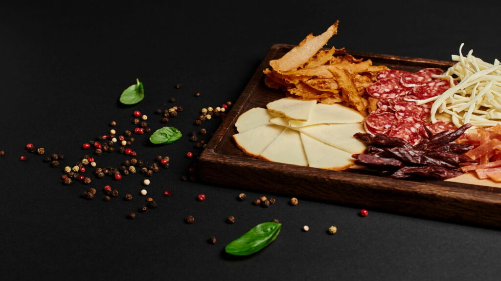 Como montar uma tábua de carnes que impressiona os convidados