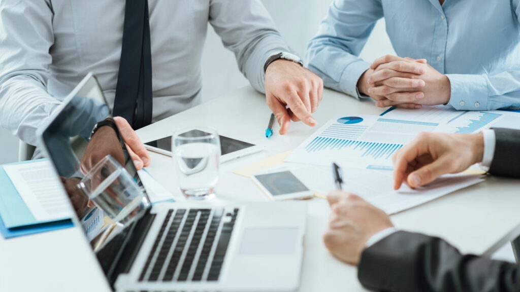 Profissões que permitem trabalhar de qualquer lugar do mundo — e estão em alta em 2025