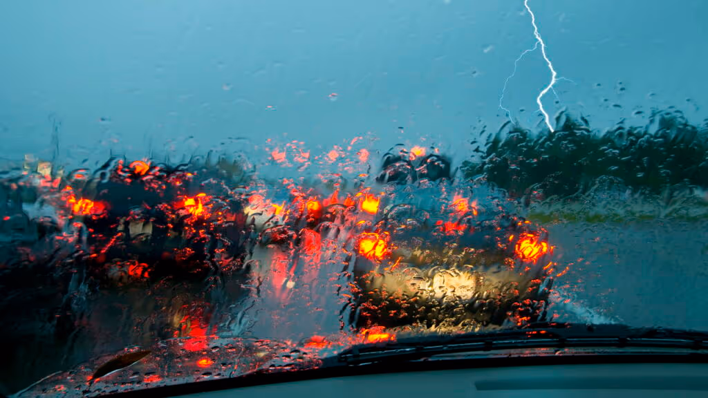 Essas atitudes ao dirigir na chuva aumentam o risco de infrações e acidentes