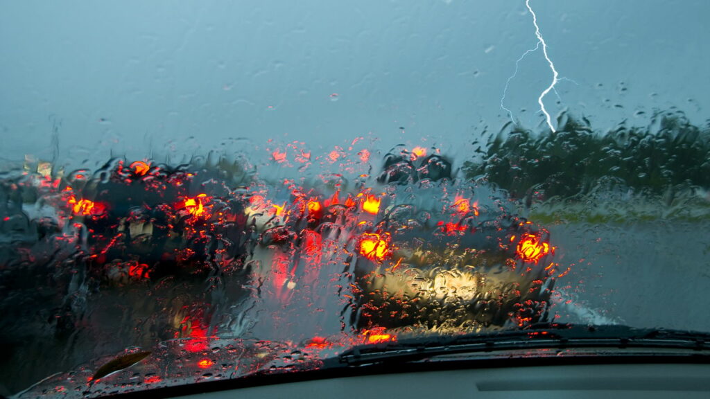 Essas atitudes ao dirigir na chuva aumentam o risco de infrações e acidentes
