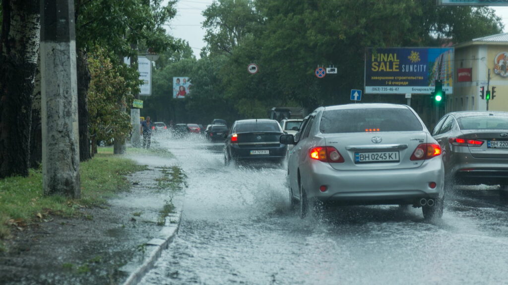 Essas atitudes ao dirigir na chuva aumentam o risco de infrações e acidentes