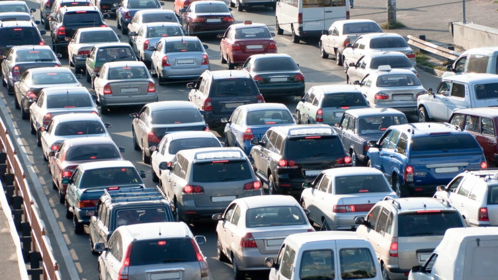 Essas atitudes ao volante são vistas como infração gravíssima pelo Detran