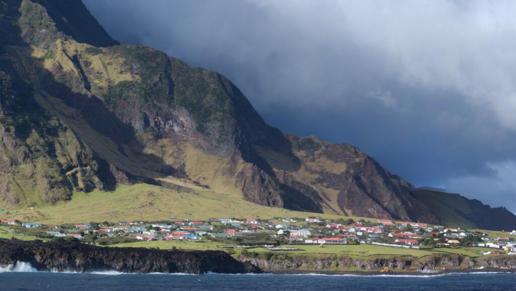 Essa ilha habitada é a mais isolada do mundo