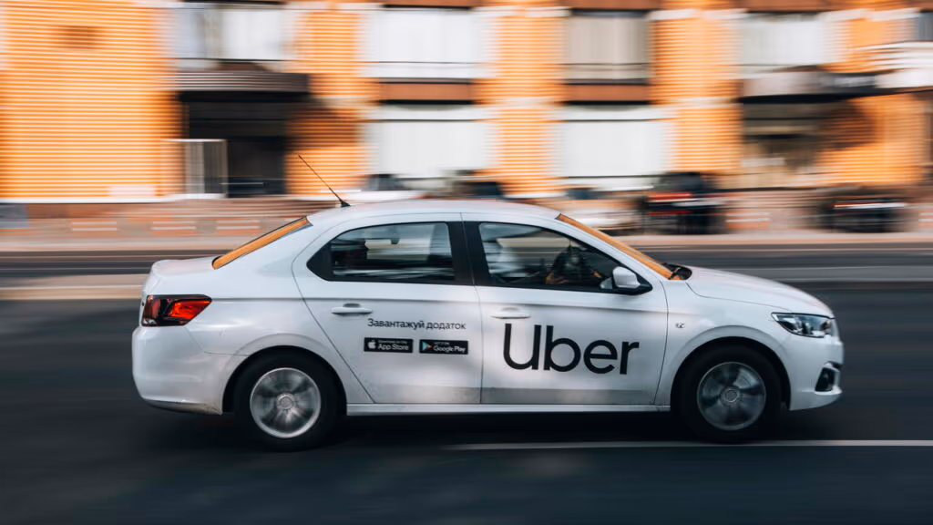 Passageira da Uber será indenizada após ser expulsa por motorista durante viagem