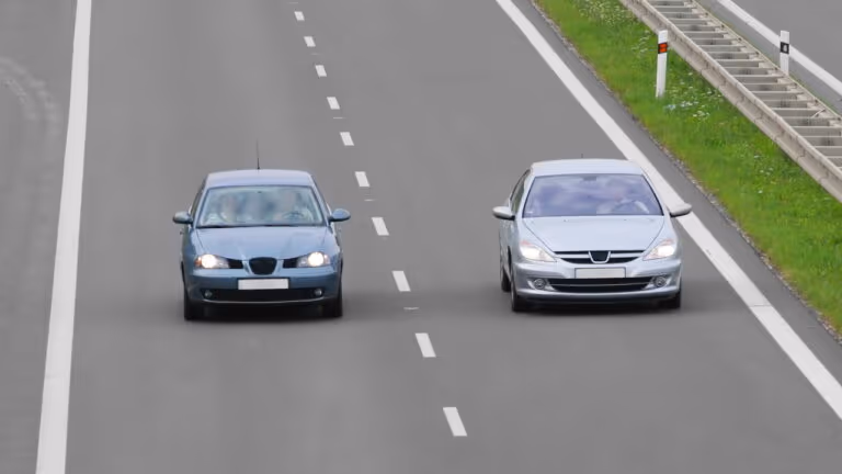 Ultrapassagem em faixa contínua suspende a CNH? Veja o que diz a lei