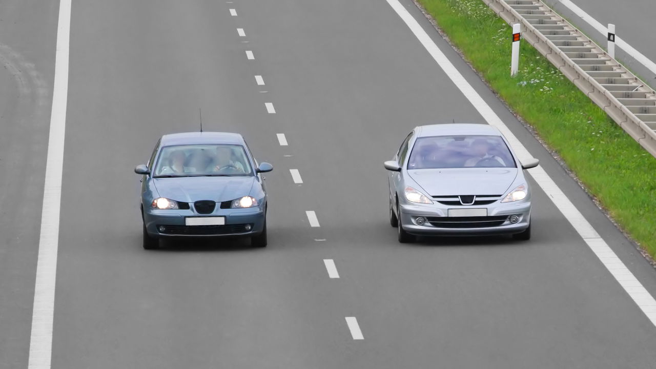 Motoristas ficam surpresos com as regras sobre ultrapassagem pela direita