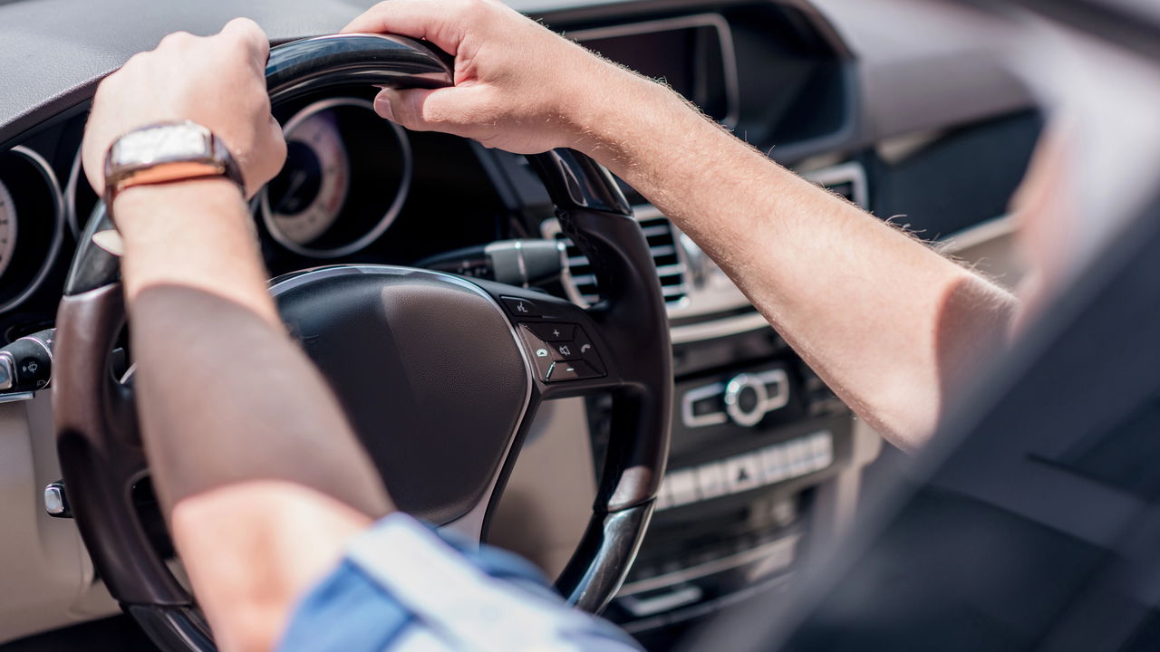 O que diz a lei sobre dirigir com apenas uma mão no volante