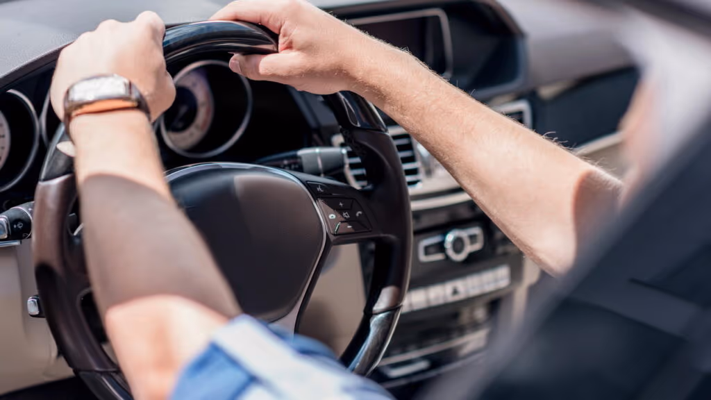 O que diz a lei sobre dirigir com apenas uma das mãos ao volante?