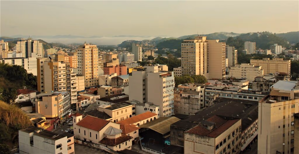 Cidade do RJ entre montanhas e história oferece vida tranquila e educação de excelência