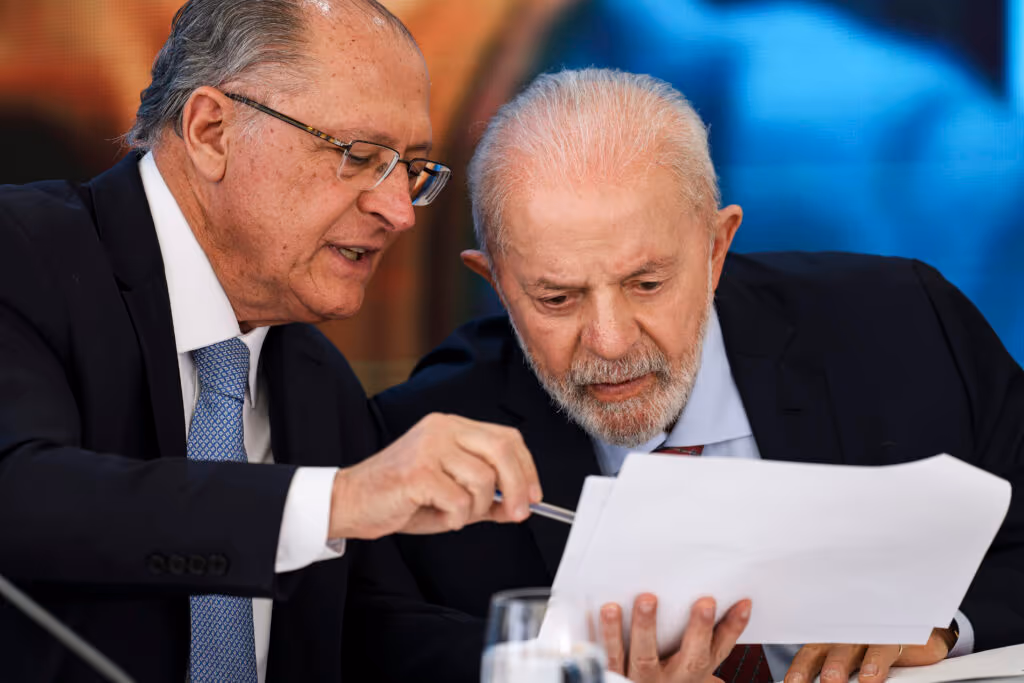 Alckmin acusa “clã Bolsonaro” de “atentado à economia”