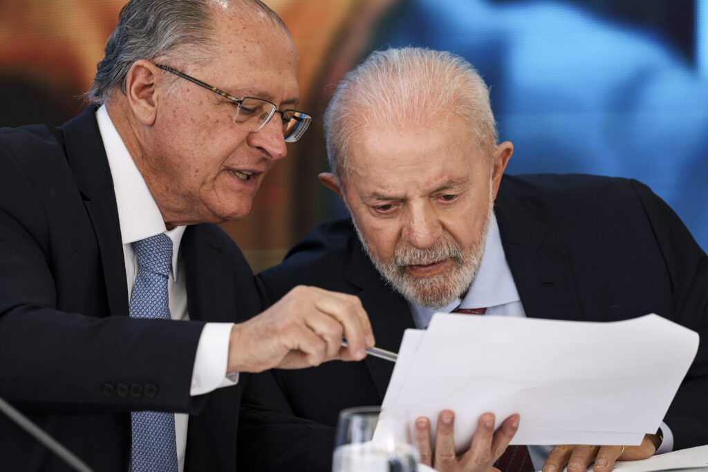 Alckmin acusa “clã Bolsonaro” de “atentado à economia”