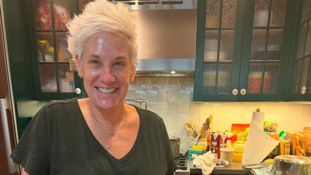 Morre aos 55 anos a chef e apresentadora Anne Burrell