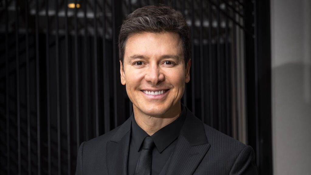 Rodrigo Faro surpreende e assina com a TV Globo