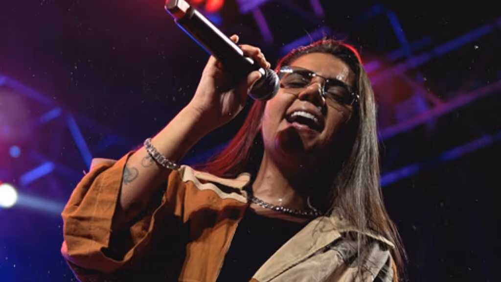 Cantora Yasmin Santos para no hospital no Dia dos Namorados