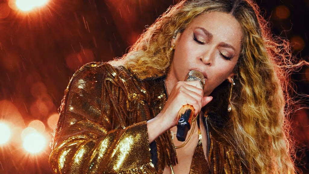 Beyoncé tem incidente com figurino no palco